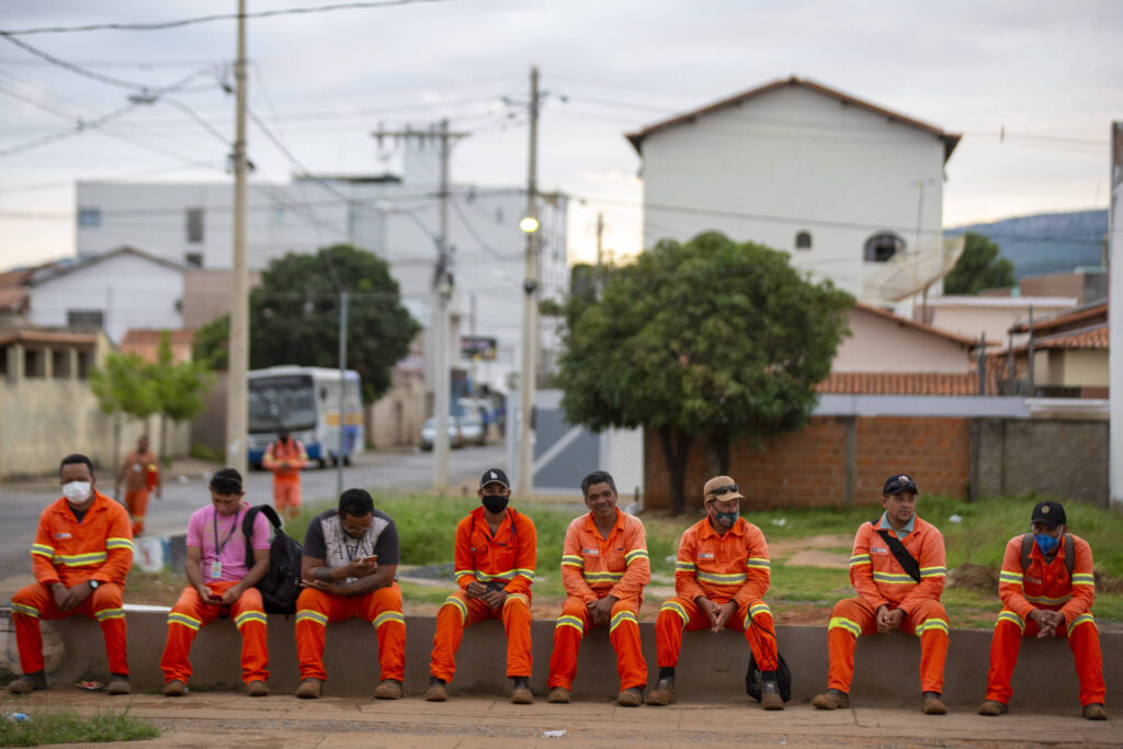 Trabalhadores da construção de energia solar descansam na cidade de Janaúba, norte de Minas Gerais - Danilo Verpa/Folhapress